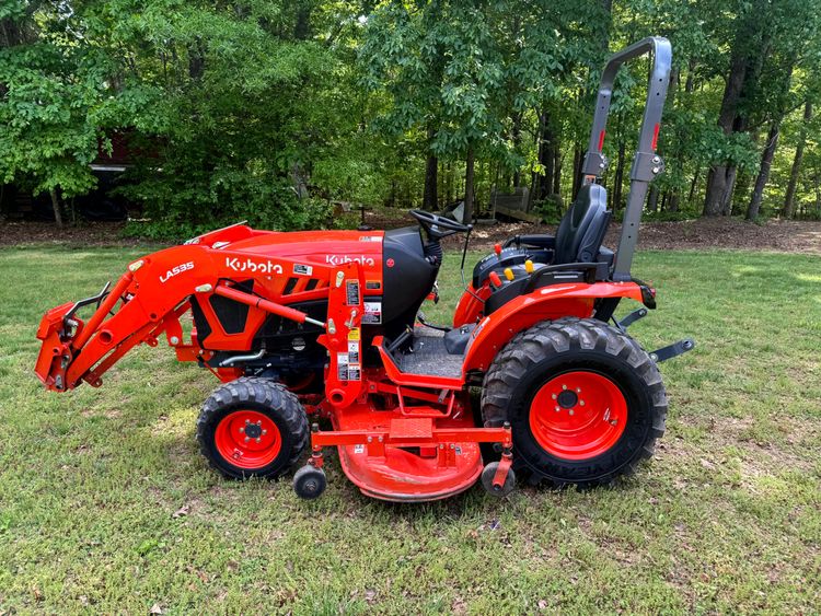 2022 Kubota LX2610HSD only 93 Hours